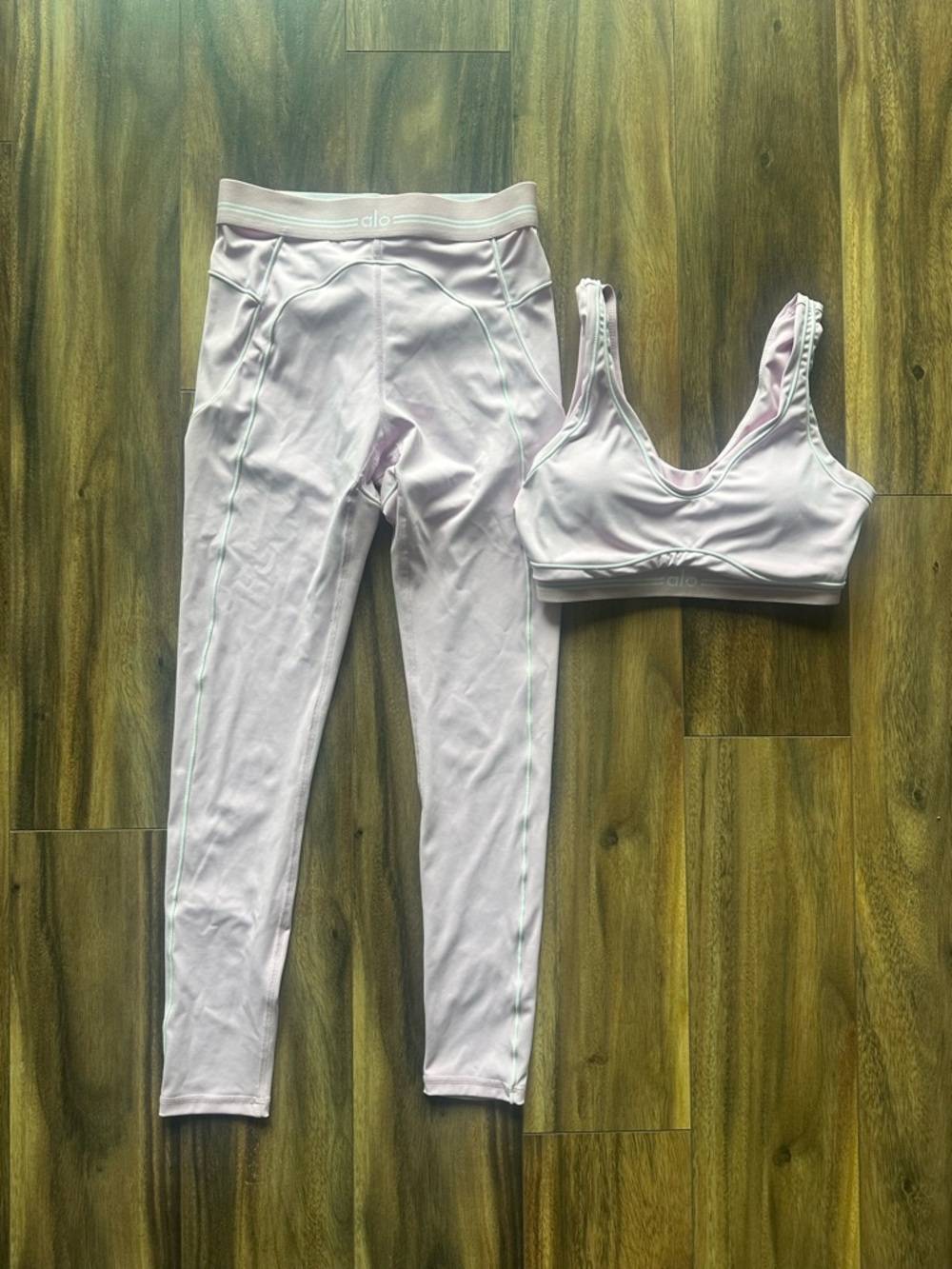 ALO Yoga Airbrush Heart throb Sports Bra and Leggings Set - Picture 6 of 6
